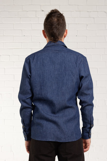 Chemise Abaka pour homme à coupe droite avec col chemisier à manches longues en chanvre fait au Québec de façon écoresponsable, vêtement mode éthique.